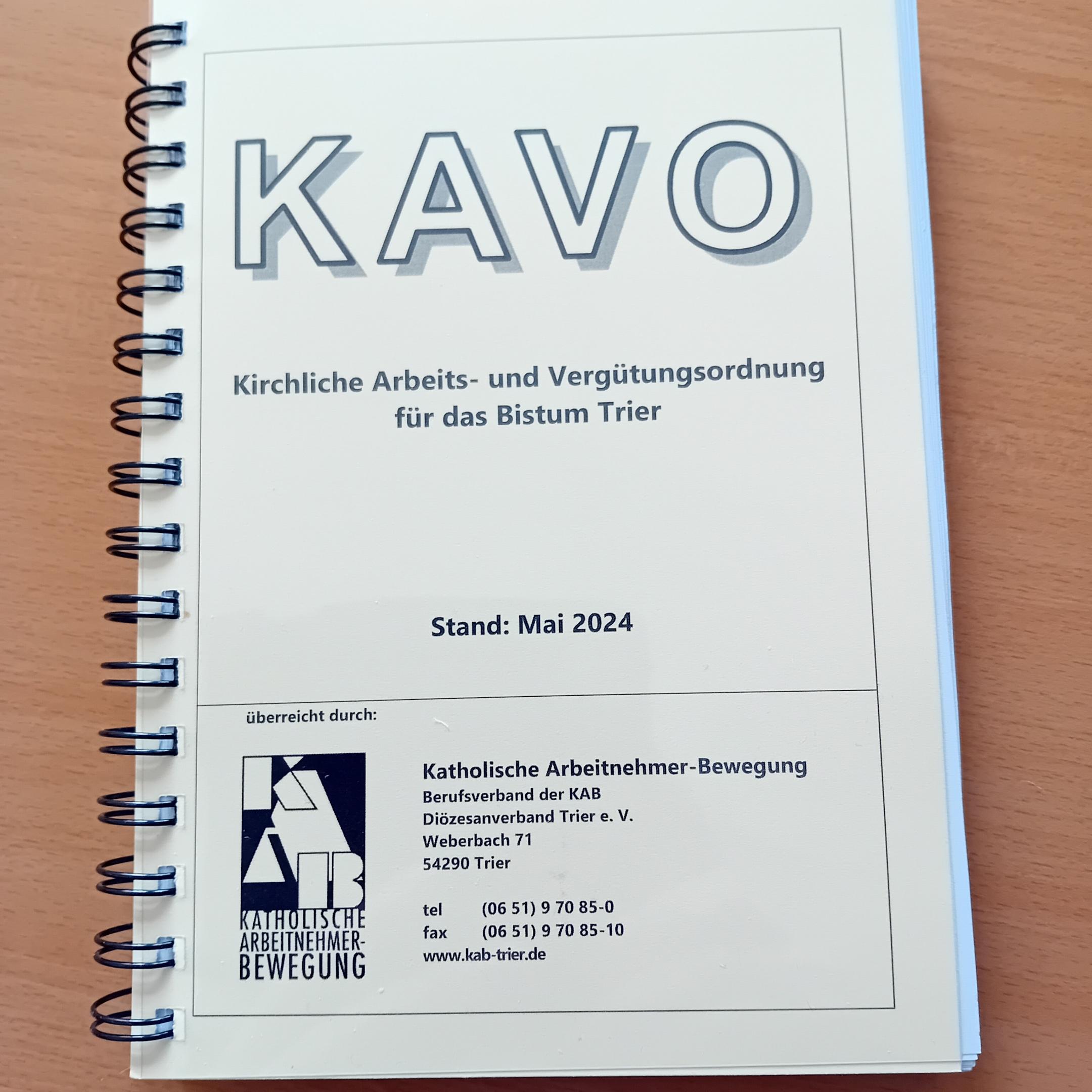 Buch KAVO liegt auf Tisch